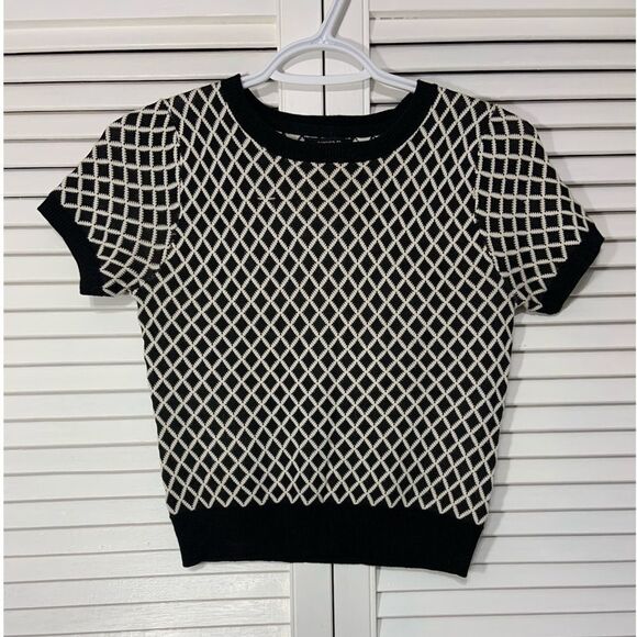 COPY - ⭐️Forever 21 black and white design tight cropped box top - Picture 1 of 2